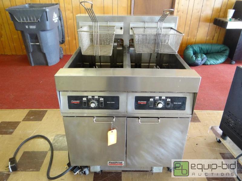 lot 151 image: FryMaster&nbsp 2 bay fryer on wheels. Model-...