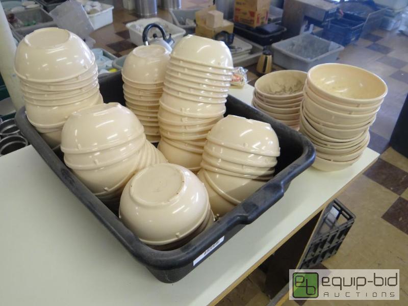lot 154 image: Lot of approx. 80 plastic bowls and bus tub....