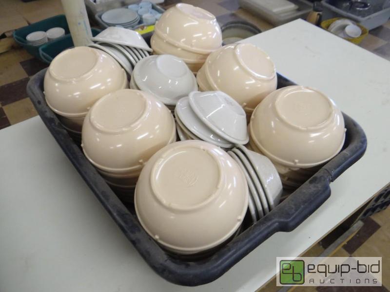 lot 171 image: Buss tub of bowls. Salad bowls and china side...