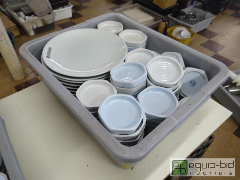 lot 175 image: 12 dinner plates 10.5&quot and large amount ...