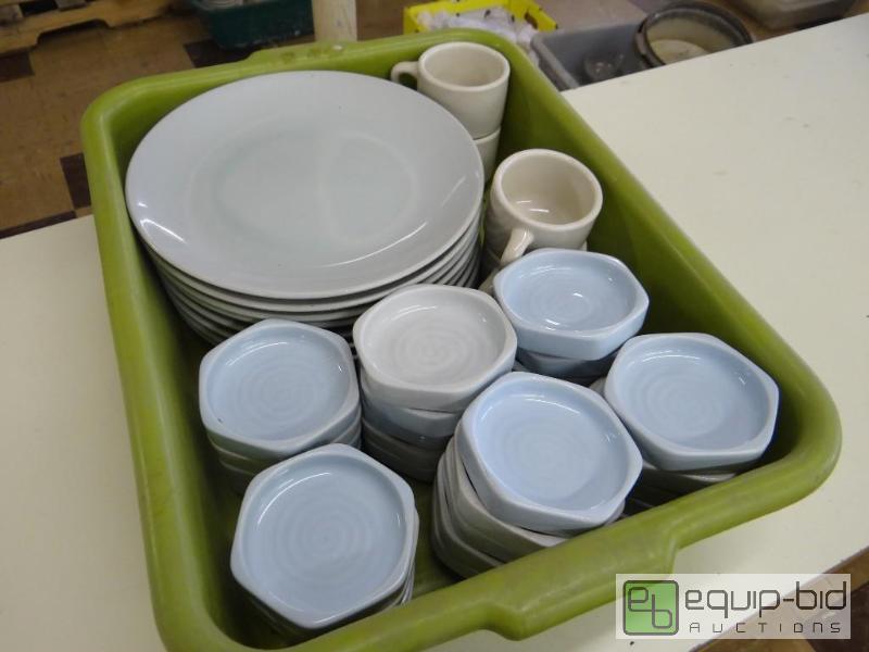 lot 177 image: Lot of 8 dinner plates 10.5&quot, 28 china c...