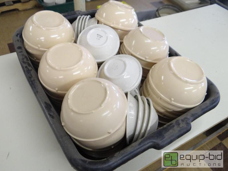 lot 178 image: Bus tub full of plastic bowls and Buffalo chi...