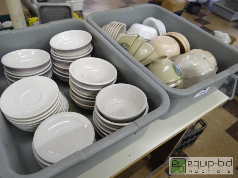 lot 186 image: 2 bus tubs of various bowls....
