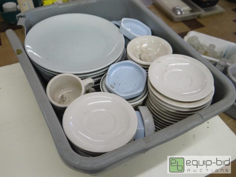 lot 188 image: Lot of 10 dinner plates 10.5&quot, saucers, ...