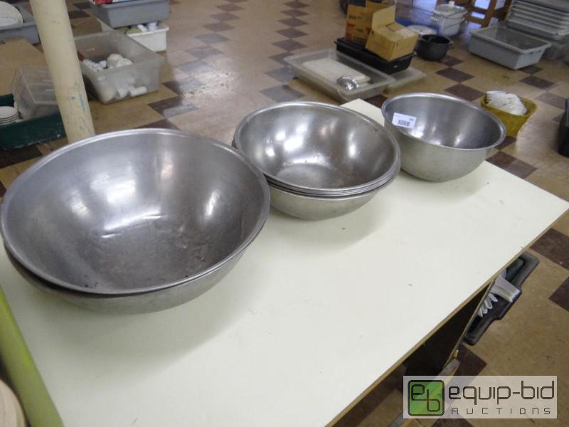 lot 192 image: Lot of 8 bowls. 3 sizes....