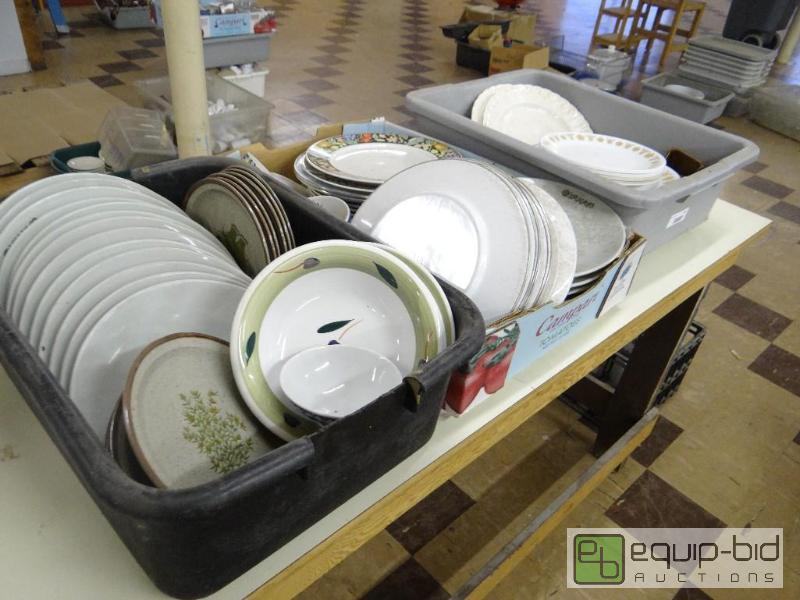 lot 195 image: 2 bus tubs and 1 box full of various dinner p...