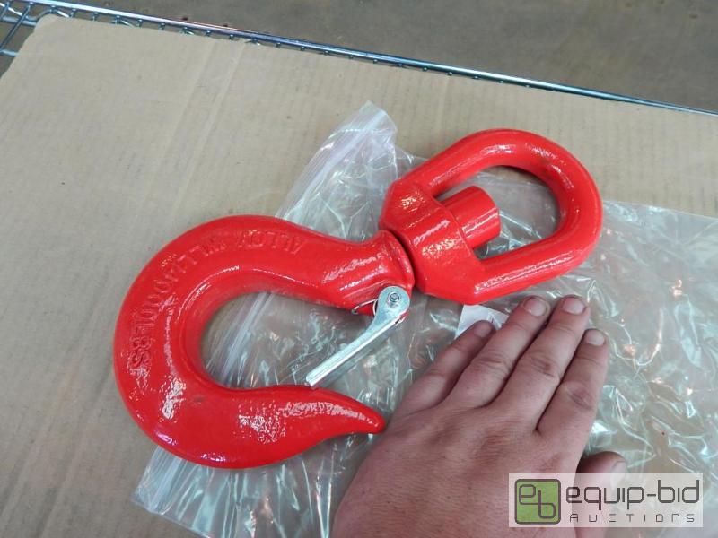 lot 2377 image: Dayton Swivel Hook With Latch
