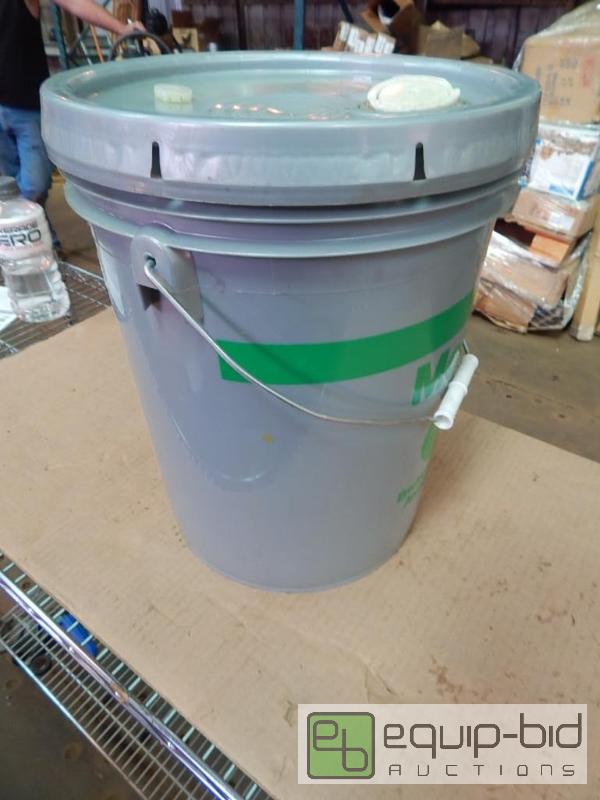 lot 2498 image: 5 GALLON Bucket of Mobil Hydraulic Oil