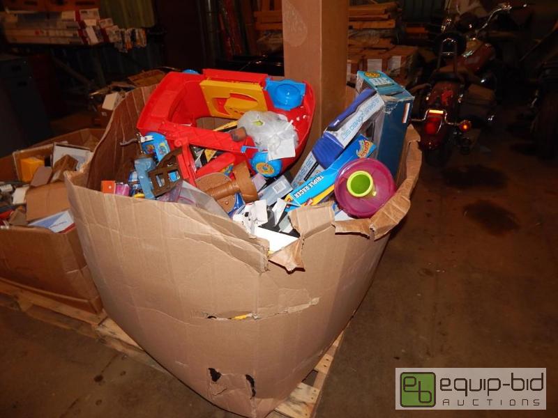 lot 2592 image: Large Gaylord Box of Store Returns