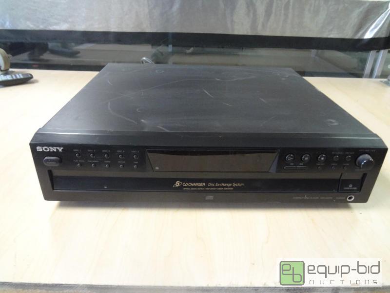 lot 313 image: Sony 5 Disc CD Player Fully Tested and Functioning
