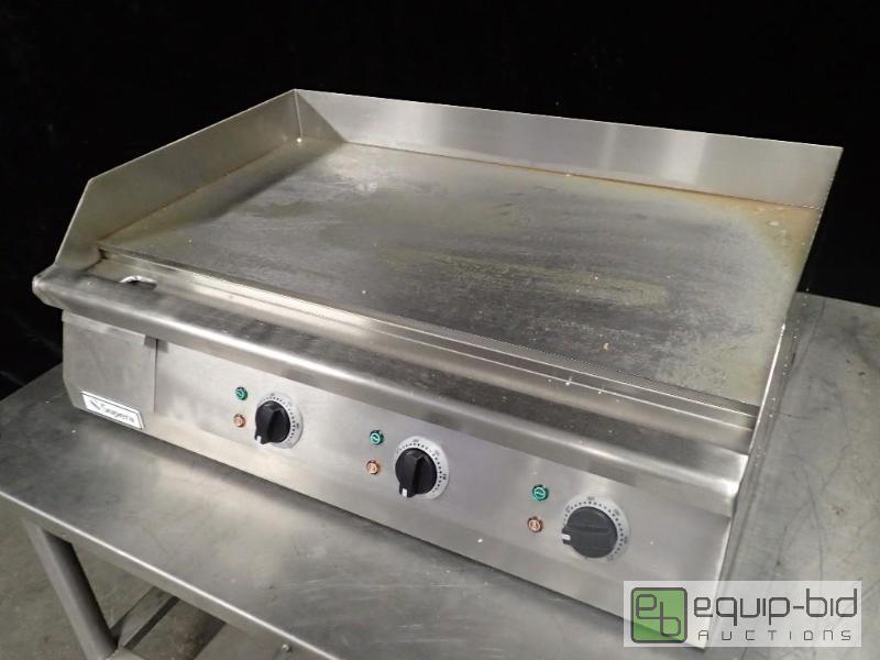 lot 1035 image: Supera 30in Electric Flat Top Grill