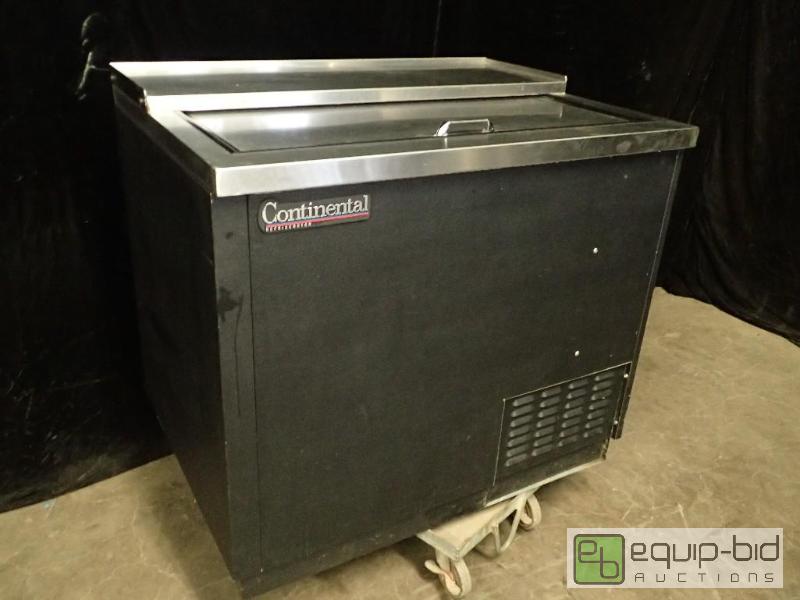 lot 1073 image: Continental 37in Bottle Box