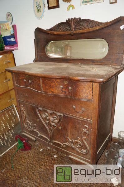 lot 710 image: Great Antique Tiger Oak Serpentine Front Buffet