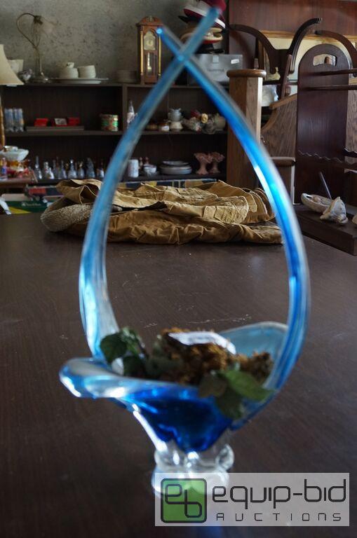 lot 712 image: Vintage Chalet Canda Signed Art Glass Centerpiece