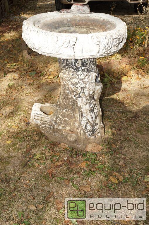 lot 720 image: Nice Concrete Birdbath