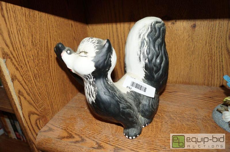 lot 763 image: Vintage Chalkware Skunk