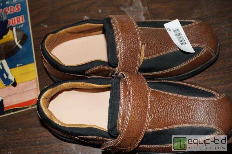 lot 787 image: Dr. Comfort Shoes