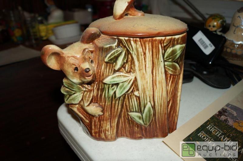lot 793 image: Vintage McCoy Honey Bear Cookie Jar No Chipscracks