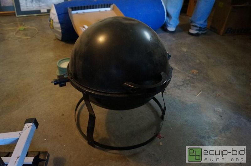 lot 8061 image: Small  Retro BBQ Grill