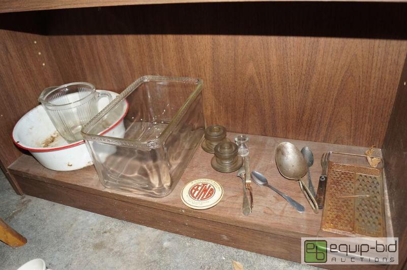 lot 8069 image: Group Antique & Primitive Items - Glassware, Enamelware Basin, Kitchen Goods