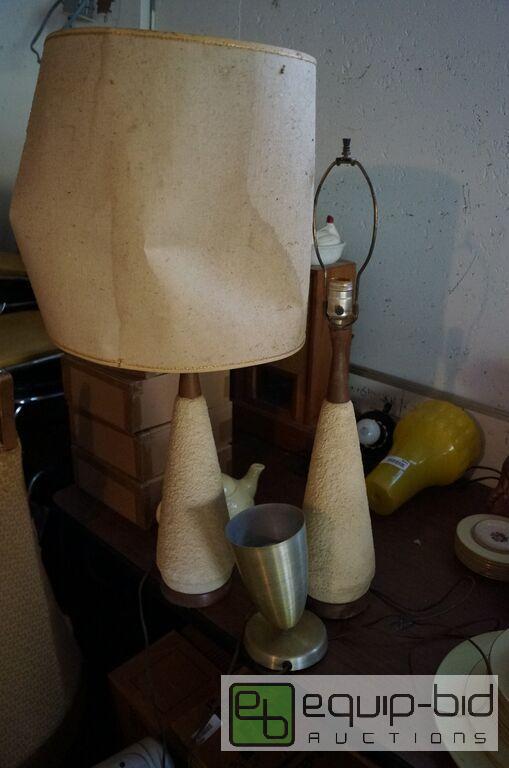 lot 8070 image: Group of Mid Century Modern Retro Lighting Elements, Lamps & Fixtures