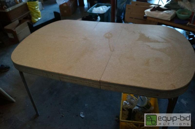 lot 8085 image: Vintage 1950s Formica and Aluminum Banded Kitchen Dinette Table