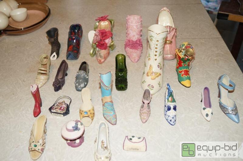 lot 8093 image: Collection of Miniature Shoe Slippers & Purses includes Delft Blue, Fenton Button & Daisy Glass