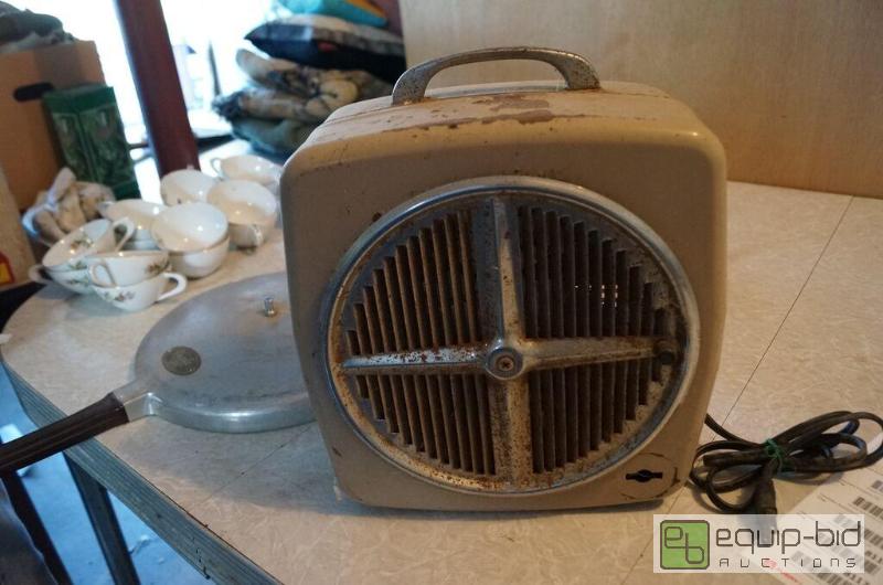 lot 8102 image: Vintage Metal Electric Fan