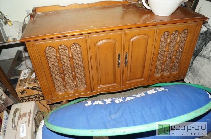 lot 8104 image: Vintage Zenith Solid State Console Stereo  Vinyl LP Records