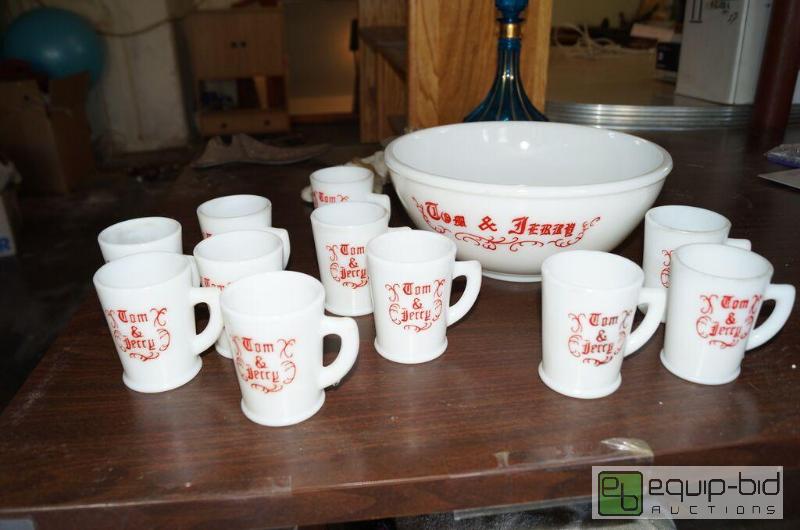 lot 8111 image: Vintage Milk Glass Tom & Jerry Bowl Set