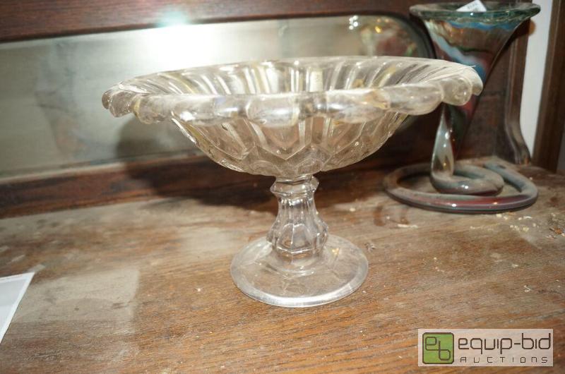 lot 8130 image: Large Antique Clear Glass Bowl