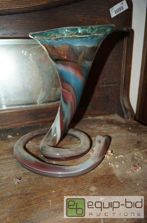 lot 8131 image: Large Vintage Art Glass Vase