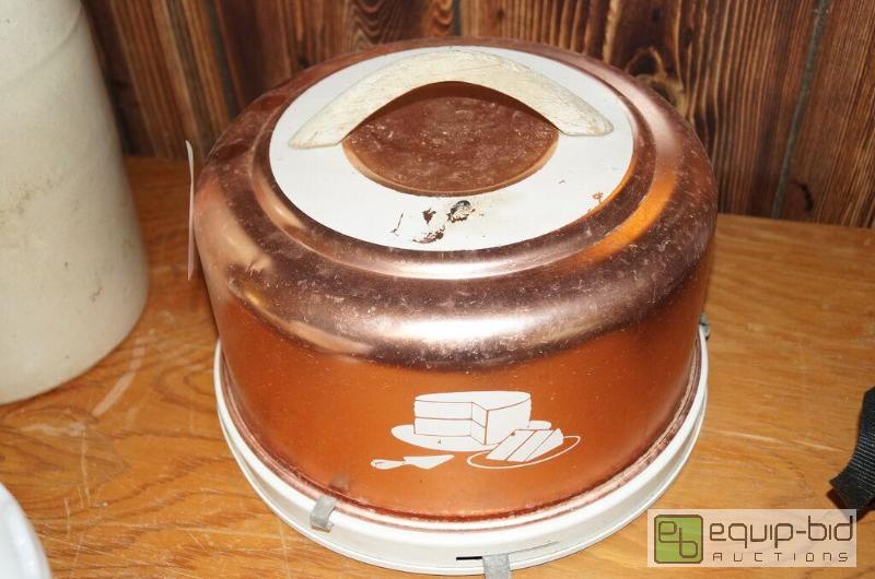 lot 820 image: Vintage 1950s Cake Taker - Aluminum