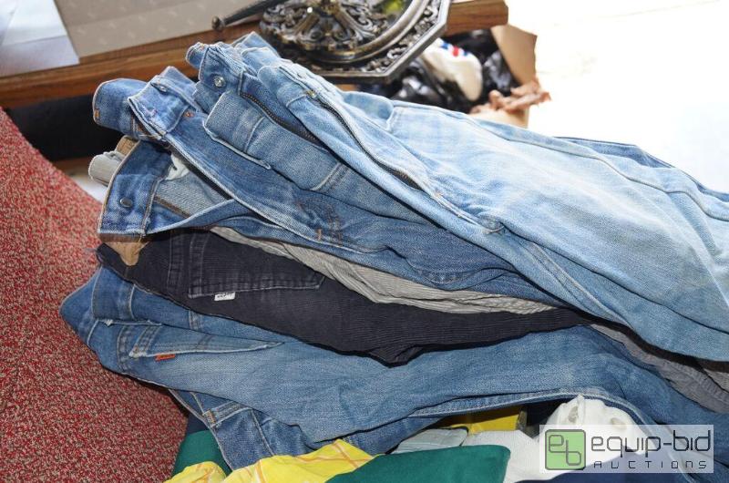 lot 88120 image: Large Lot Vintage LEVI Jeans and Cordoury Pants