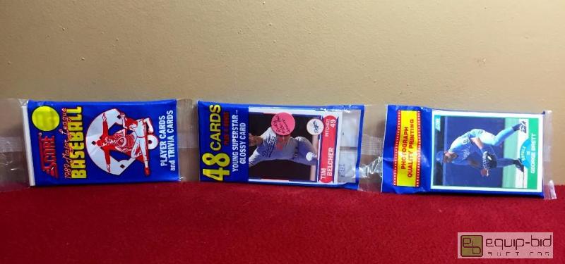 lot 1027 image: 1989 SCORE RACK PACK - GEORGE BRETT SHOWING ON FRONT - ROBBIE ALOMAR (HOF) ON BACK - EXTREMELY RARE