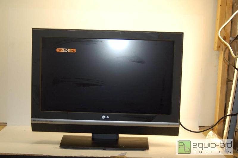 lot 2002 image: LG 32 LCD HD TV
