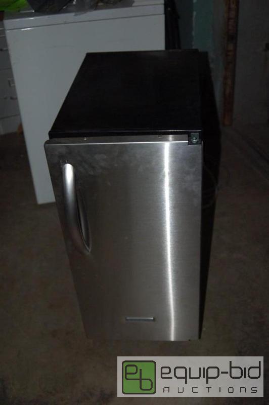 lot 2037 image: KITCHEN AID ICE MAKER