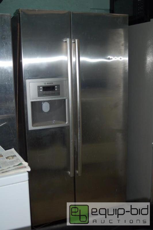 lot 2039 image: Bosch Evolution Refrigerator b20cs51sns