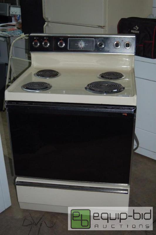 lot 2040 image: used general electric stove and oven works perfect