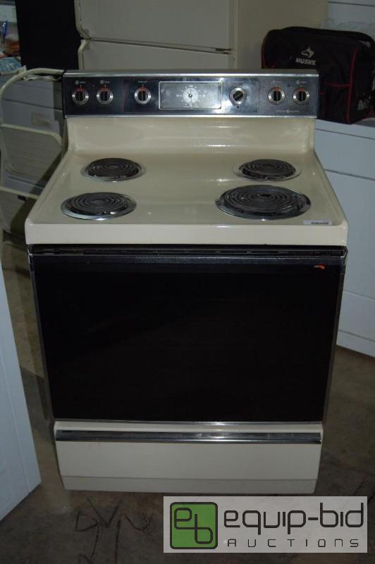 lot 2046 image: used general electric stove and oven works perfect