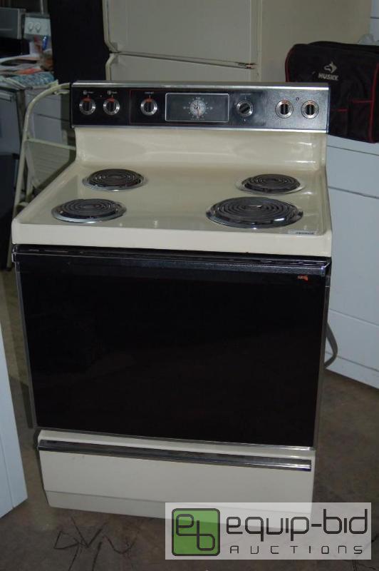 lot 2048 image: used general electric stove and oven works perfect
