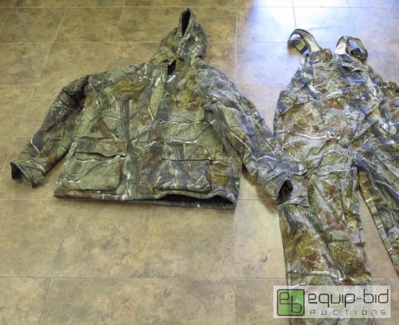 lot 110 image: Cabelas Insulated Jacket & Overalls Set Real Tree camouflage XL