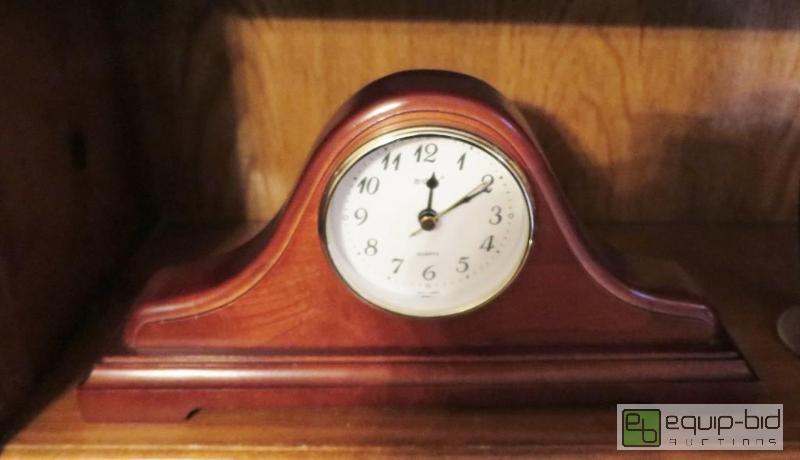 lot 118 image: Wooden Mantle Clock