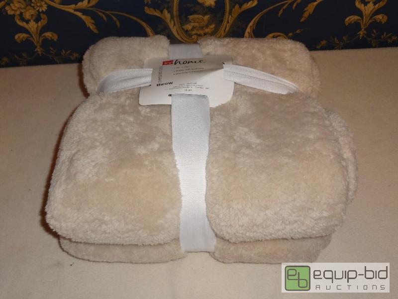 lot 128 image: NEW THROW BLANKET