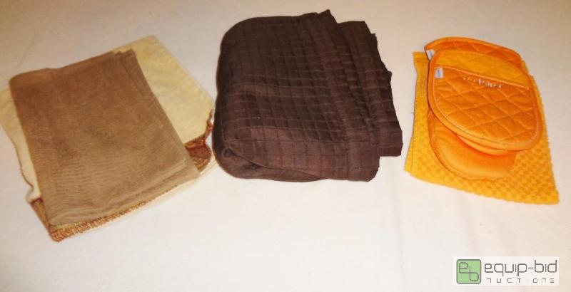 lot 129 image: ASSORTED HAND TOWELS AND MITT