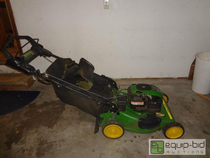 lot 14 image: John Deere Lawnmower Electric Start