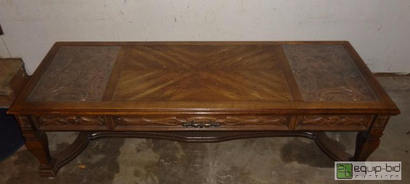 lot 165 image: Nice Solid Oak Vintage Inlaid Coffee Table