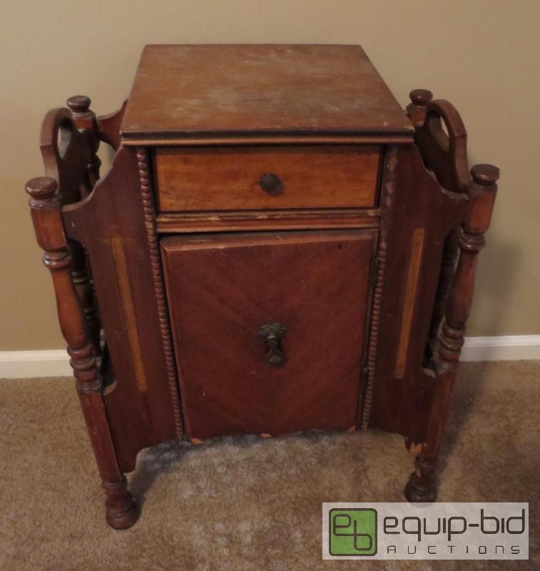 lot 172 image: Antique Side Table