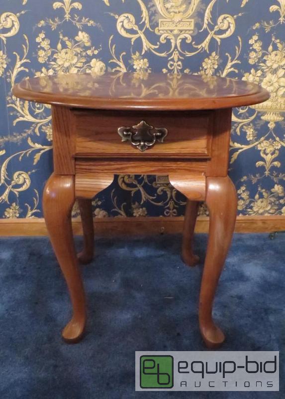 lot 174 image: Solid Oak Queen Anne Round Table with Drawer