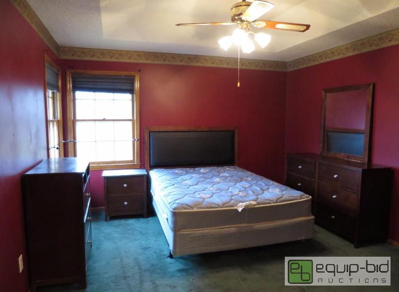 lot 18 image: Complete Bedroom Set